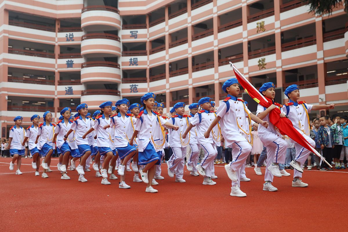 2021年9月1日,安徽省淮北市第三实验小学,国旗护卫队的学生们在进行升