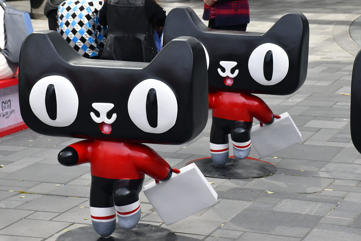 2018年10月28日,北京,"天猫"卡通雕塑亮相三里屯街头,呆萌有趣惹人爱.