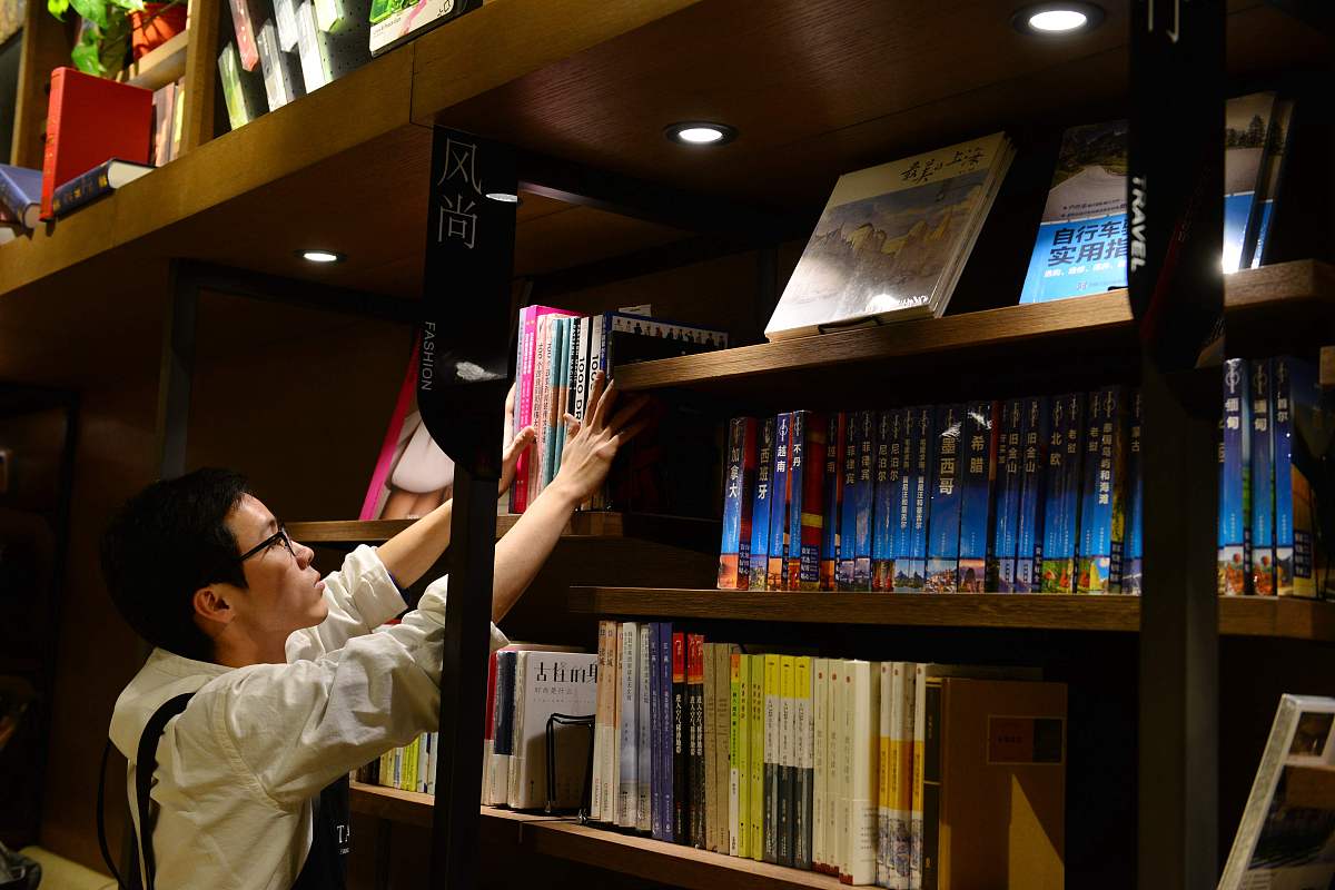 2016年12月28日,江苏南京,工作人员在世界最美书店g-takaya书店整理图