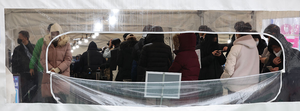 当地时间2022年1月25日,韩国首尔,当地民众排队进行新冠检测.据韩联社