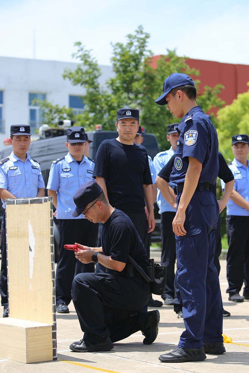 派出所民警来源派出所民警一般是由公安局招募并培训的警察他们主要负责维护社区治安秩序、处理民事纠纷和刑事案件等。在一些地区派出所民警可能还需要承担辖区内的户籍管理、出入境管理等工作。他们通常需要通过公安机关的选拔和培训具备一定的法律知识和实战能力。继续