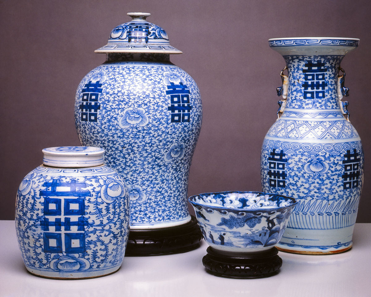 假设你是一名专四考生请美化一下句子I pondered what was the reason behind the revival of the blue and white porcelain despite all the challenges it faced