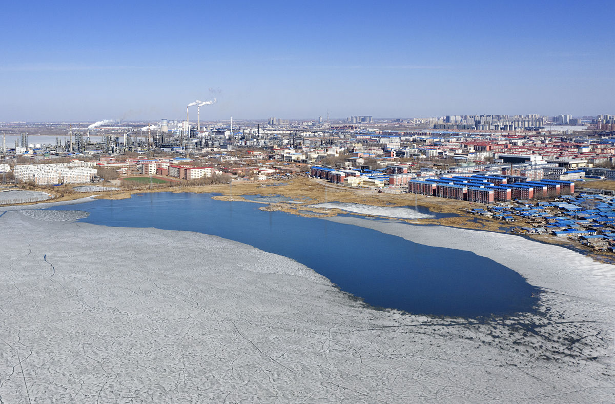2021年4月4日,远眺黑龙江省大庆市龙凤区龙凤镇的场景.