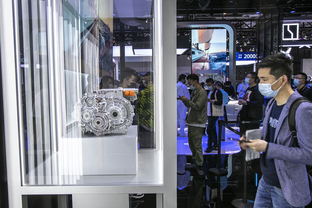 对于这段话进行优化：滞环电流控制是永磁同步电机驱动技术中的一种重要策略其永磁同步电机控制是通过调节电机的滞环电流来实现的。