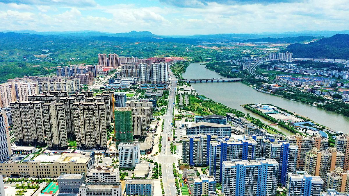 2021年5月26日,江西省赣州市会昌县城鳞次栉比的楼房与连绵的青山,绿