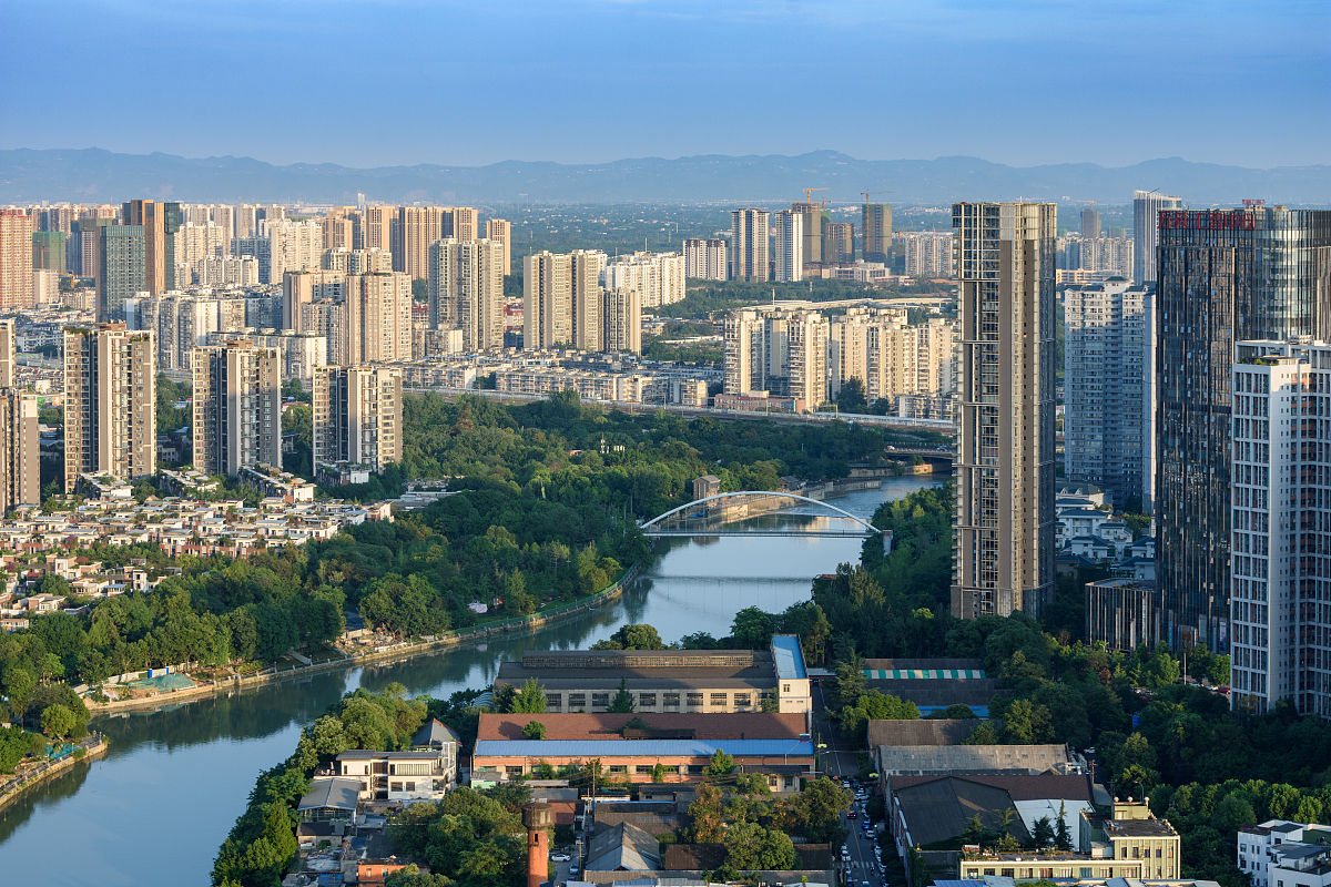 2020年7月17日,从高楼上眺望成都市区与远处的山.