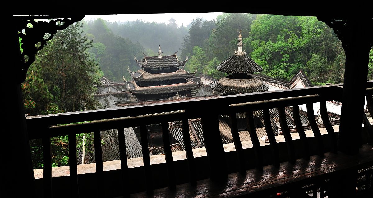 描写一段唯美的青茅山雨夜里山腰处古月山寨高脚吊楼的景象