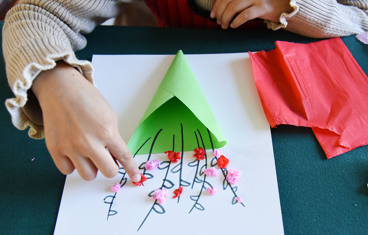 以父亲节制作领带活动为主题写一篇新闻