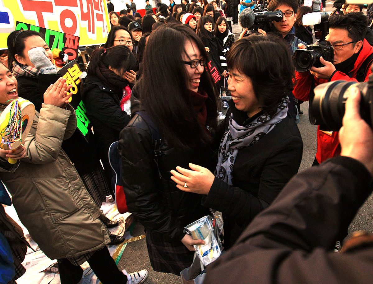 2009年11月12日,韩国首尔,韩国学生参加"2010大学入学考试".当日,约67