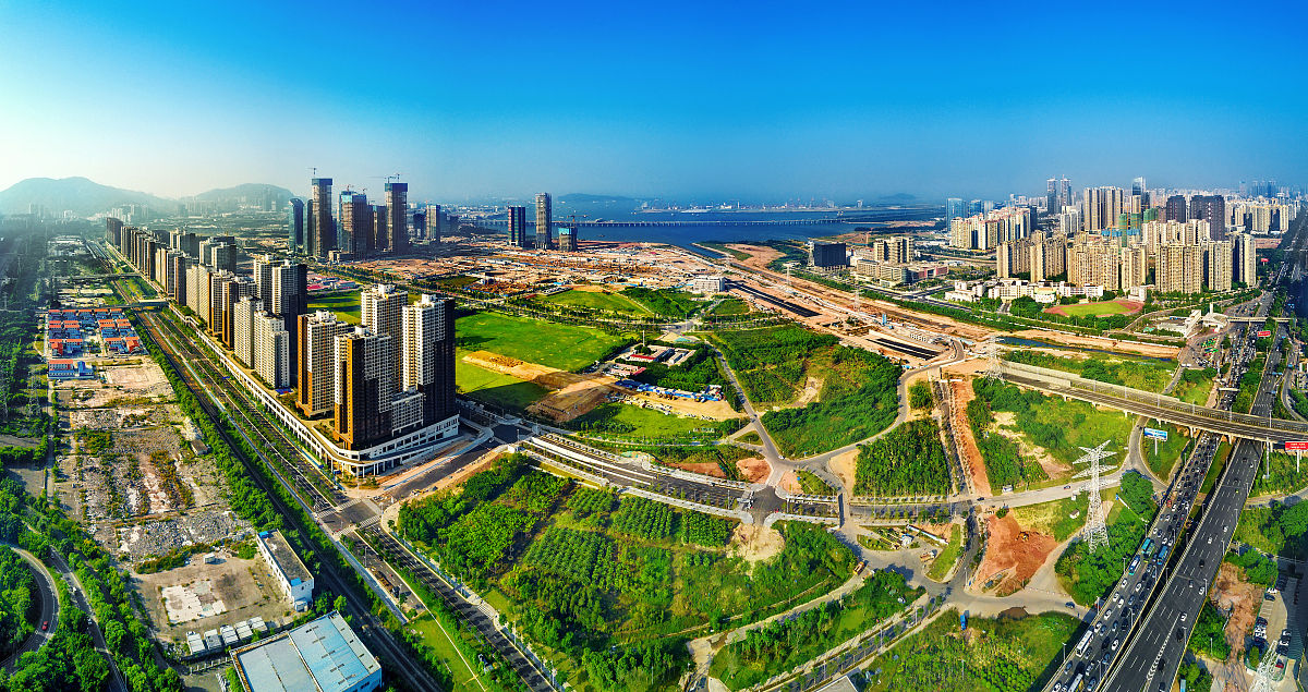 你是复旦经济学院成绩优异的学生请你给《自贸区设立对城市绿色创新的影响》这篇论文写一下摘要。请参考《经济研究》、《中国工业经济》等比较顶尖的中文期刊格式。