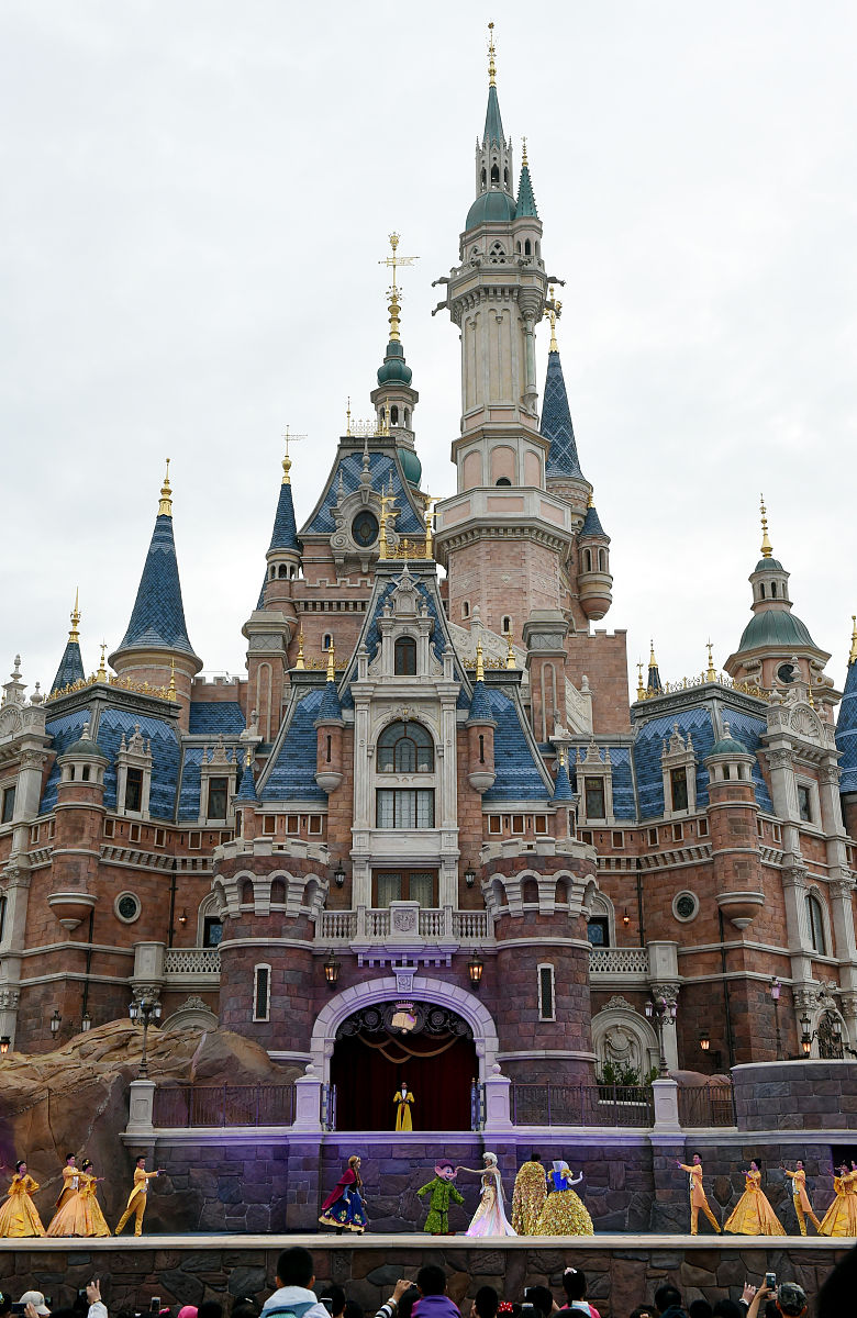 把下面这段文字改写成意思相同的200字的优美段落每个女孩心中都住着一位公主；每个童心未泯的你我都有着一个迪士尼梦。迪士尼不仅仅是一个主题乐园。它充满魔力可以让孩子体验童话世界让大人回归童真。