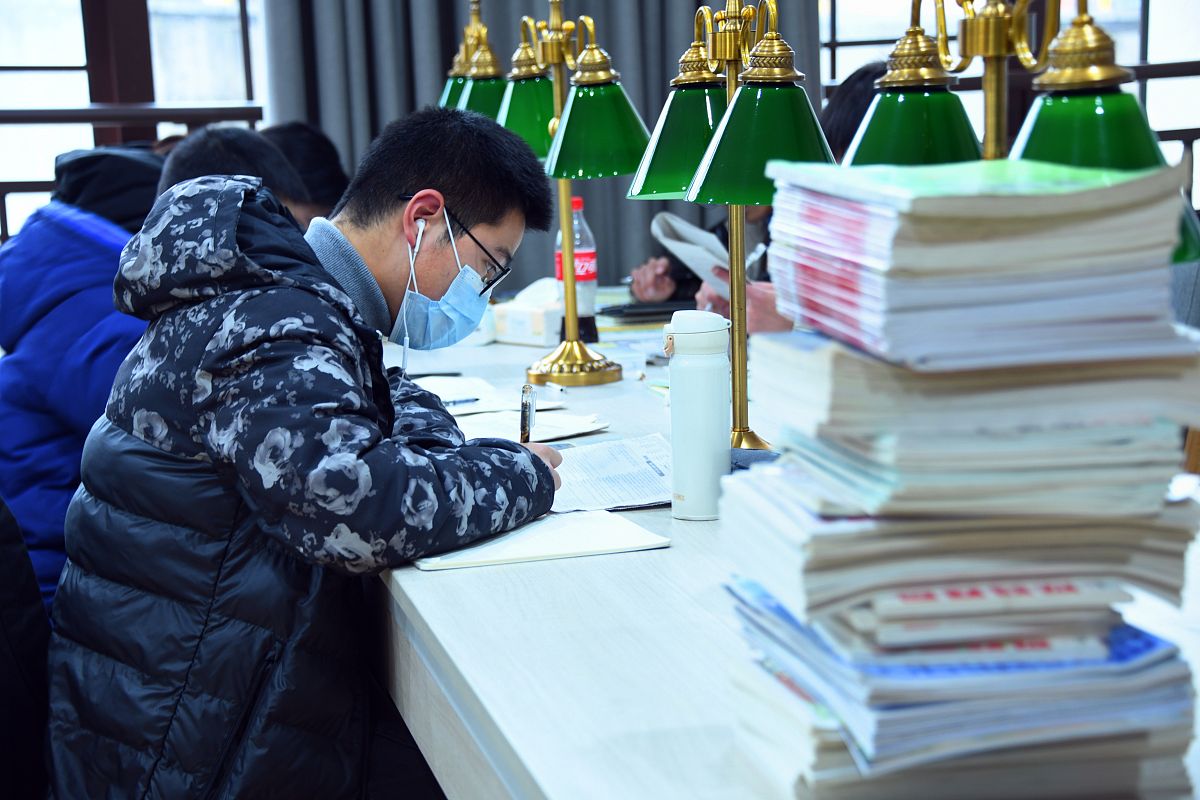 2021年1月26日,学生在湖北省宣恩县图书馆阅读学习.