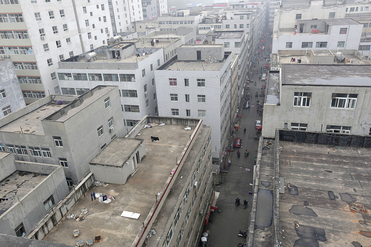 2015年11月11日,河南郑州,摄影师深入陈寨城中村,记录下24小时内的24