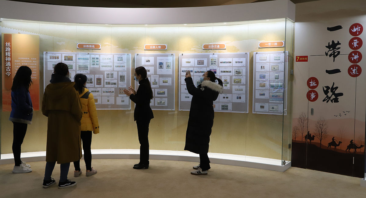 2020年11月27日,北京,观众在"邮票讲述'一带一路'故事"邮展现场参观.