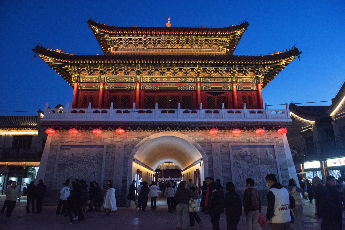 2026年2月19日,河南郑州,新密溱洧水城大小街区人头攒