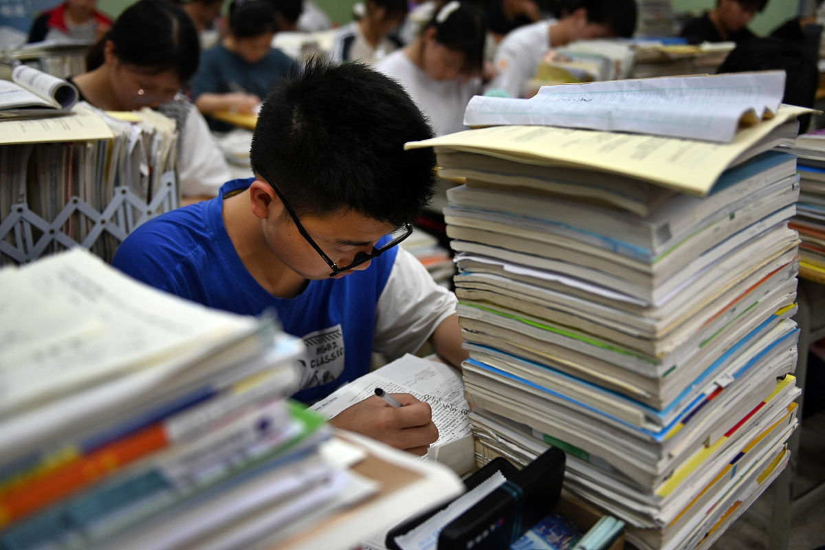 2021年5月15日,全国高考临近,贵州省铜仁地区松桃县第三高级中学高三