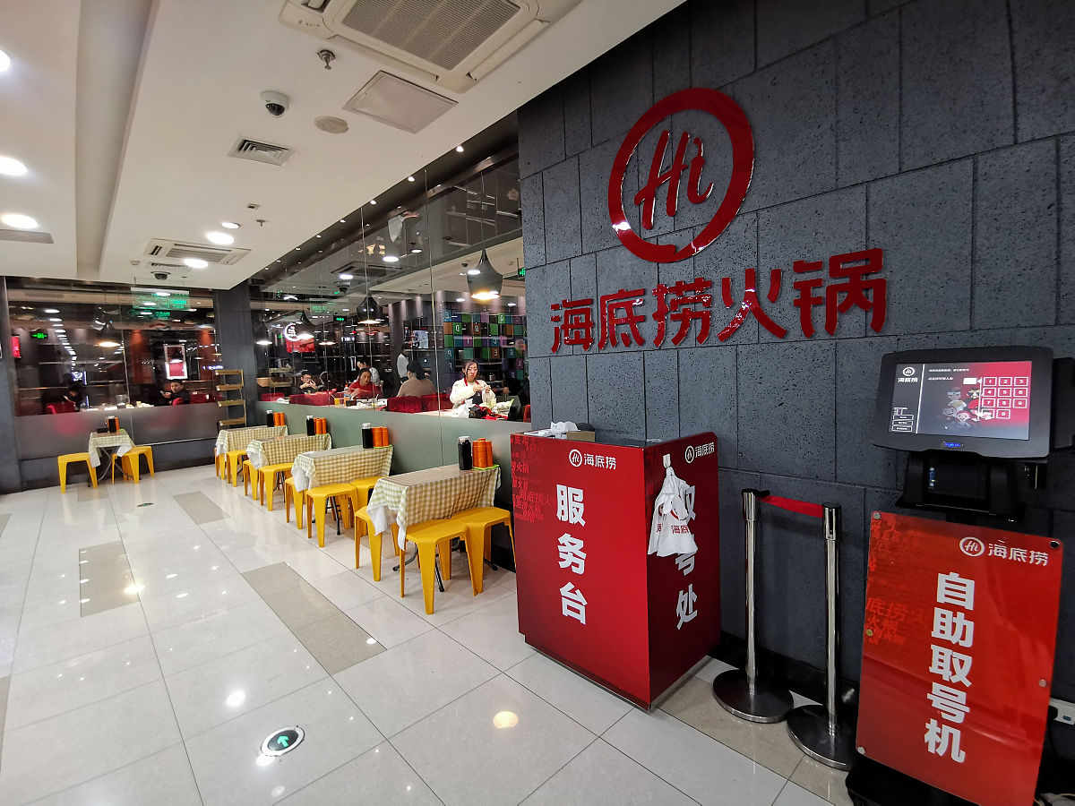 写阿椒阿俏的新闻稿子。包括肇嘉浜路店的运营情况。精细化运营的品牌。产品特点、定价、套餐涉及、裂变等方式受到都市白领认可。阿椒阿俏主推牛油、麻辣、干拌味型冒菜以地道的成都风味为特色加以传统工艺熬制的高汤口味丰富麻辣鲜香营养全面。常规的冒菜及火锅过于辛辣大部分人可能无法接受为了适应全国大部分人的味蕾阿椒阿俏经过改良突出鲜香辣度柔和油料底料分离在保证操作简单的同时又保证了每一碗鲜香麻辣均衡。同时阿椒阿俏