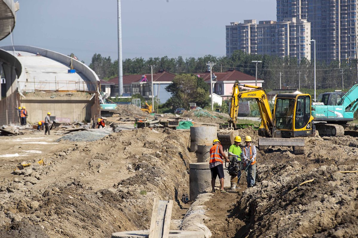 我们是揭阳粤海水务有限公司因铁路修建需要迁改我司自来水管道我司与铁路部门商量并达成一致意见同意迁改但开工前一定要跟我司密切沟通做好技术交底工作。今天得知铁路部门雇佣的施工队伍在未通知我司的情况下开工可能完成我司管道破损或者大面积停水等问题帮我以自来水公司的名字写一篇告知函告知铁路公司这件事督促铁路公司及时做好沟通对接。