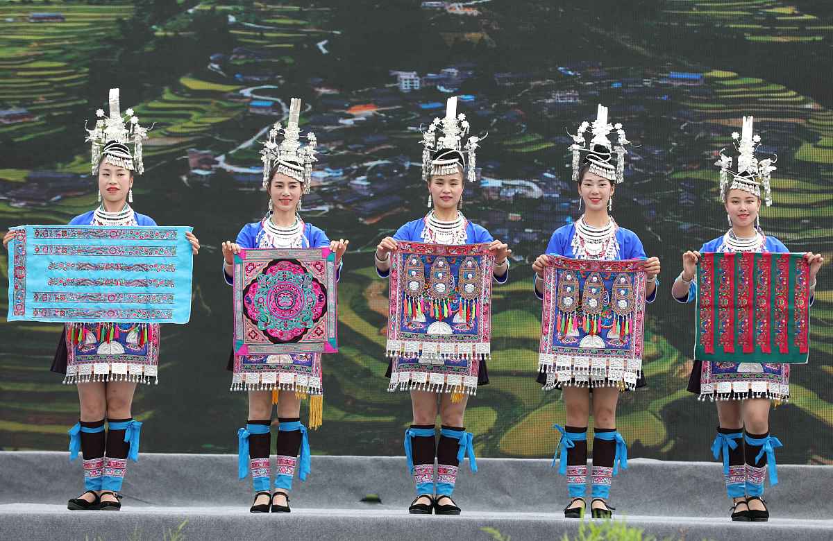 2020年6月22日,广西柳州,演员们在三江侗族自治县县城多耶广场展示侗