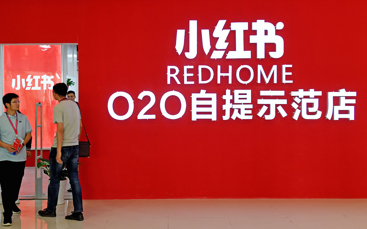 帮我用专业写作风格改写下文。开店门槛的降低也让更多个人和企业小红书开店特别是一些博主通过优质笔记开设店铺就可以完成引流一些在小红书有一技之长就可以小红书开店的。像卖手机壳的个人商家刘夫夫均价超300的手机壳在小红书也能月销10W元具体大家可去其主页详看。3000字讲透小红书店铺运营、投放、推广【建议收藏】图3：刘夫夫手机壳店铺二、入驻流程小红书店铺主要分为个人店和企业店两类将两类入驻流程在下面介绍