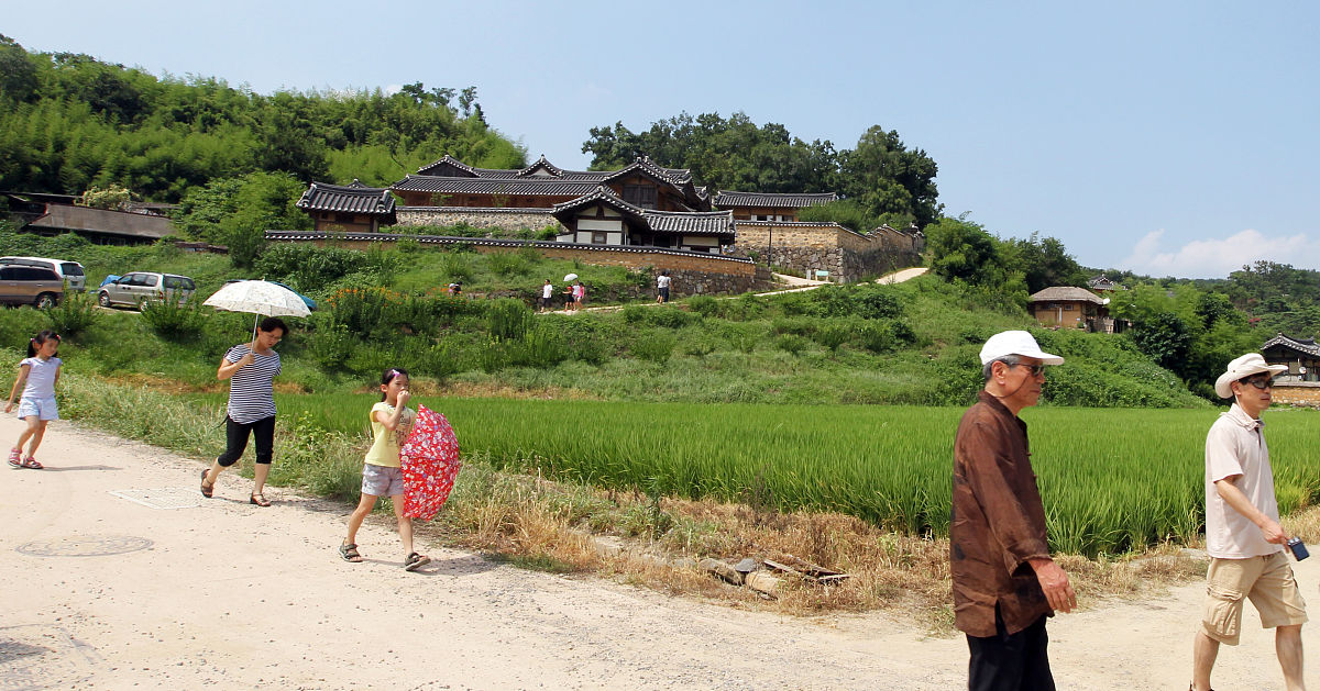 双溪拉亚村的农村现代化建设是如何依靠政府的帮助的