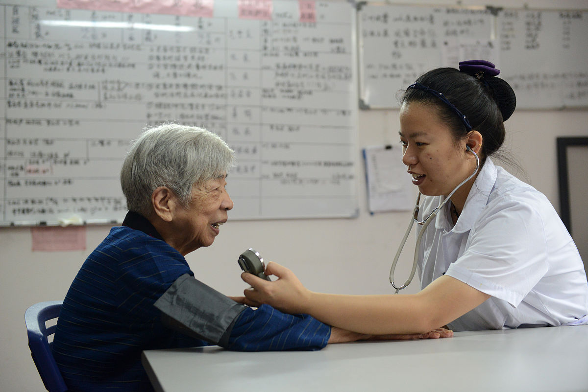 鼻饲老人的比例和人口数量帮我用200字详细描述