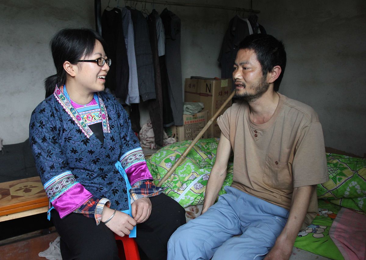 以对象跟谁聊天怎么查为关键词生成一个标题要求：标题一定要控制在30个字以内标题格式一定要严格按照例子来参考生成。标题格式例子：男朋友怎么哄女孩子睡觉高情商10个哄女朋友睡着的诀窍。