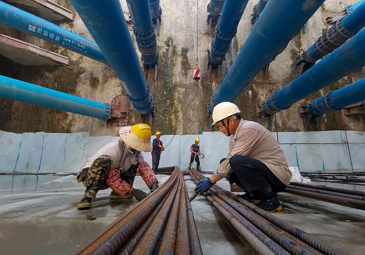 2021年8月8日,浙江省宁波市,建设者在世纪大道综合管廊项目工地上奋战