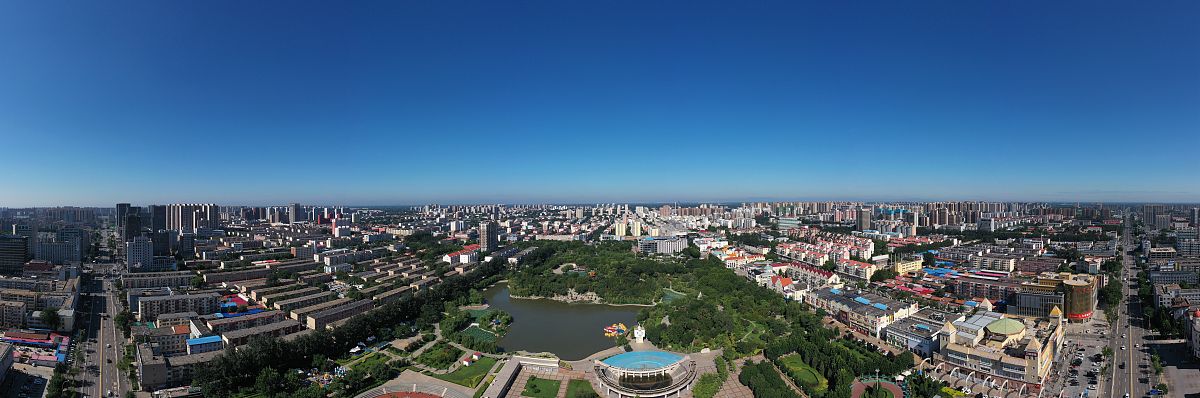 2021年8月1日,河北廊坊,市区天气晴朗能见度极佳.廊坊市区人民公园.