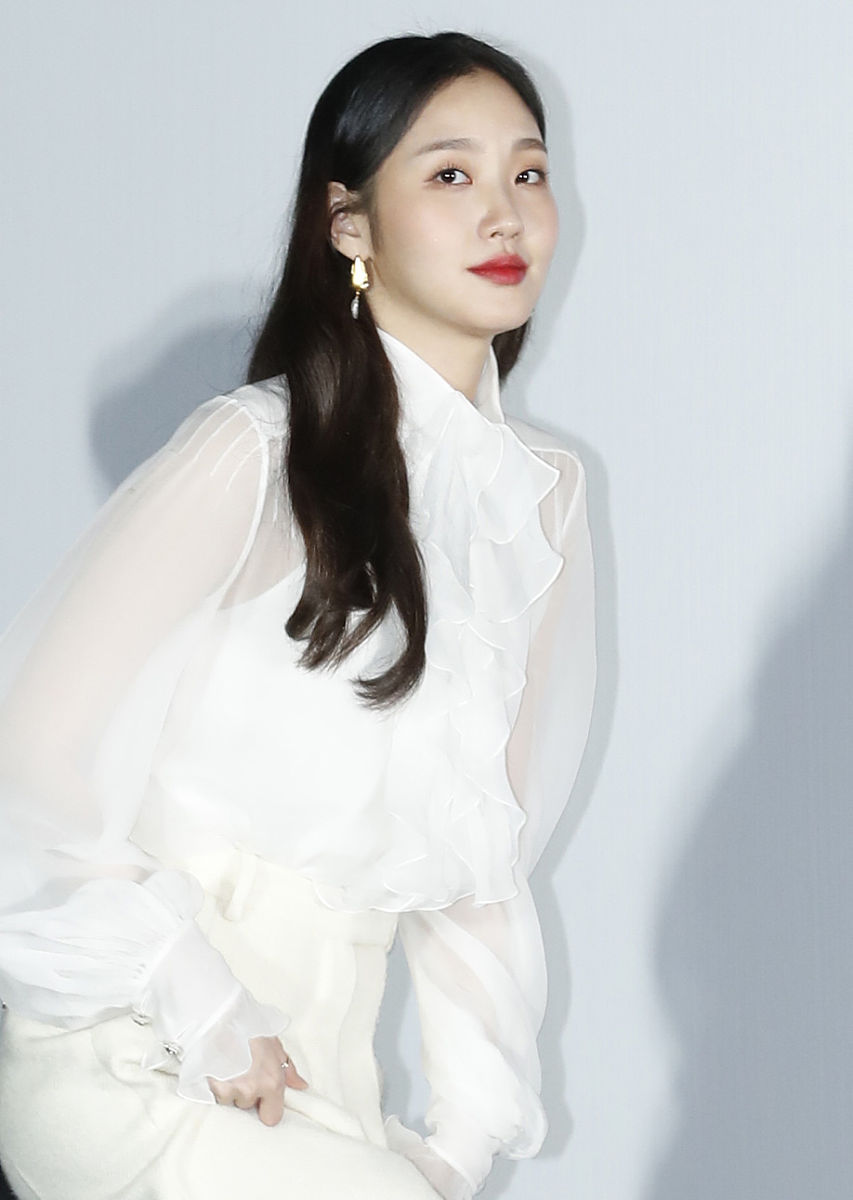 现在已经凌晨12点了我望着手机屏幕迟迟没有她的消息：你知道吗？我等了一晚上你的消息。她终于回复我了：是我让你等的？