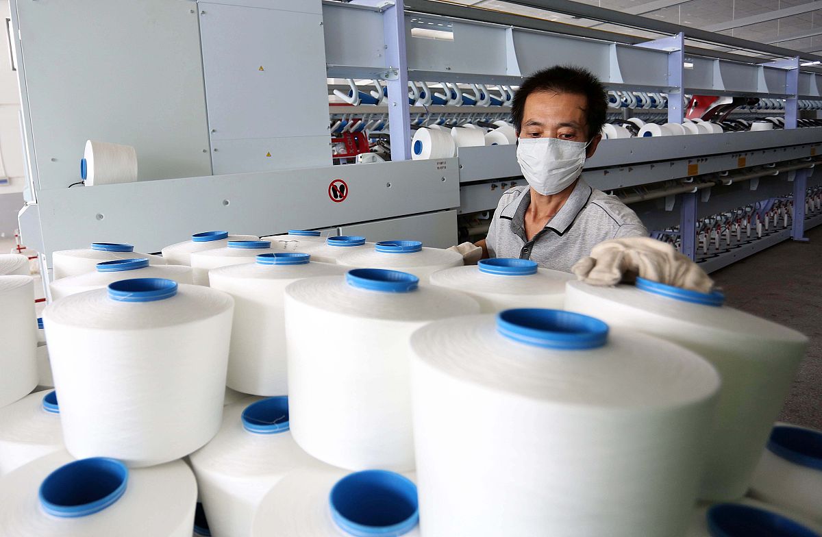 一个科研人员老板让你提供一份关于纱线的工艺配方要求纱线能够具有抗菌和带有芳香两种性质。你会怎么提供可以具体列举一种或几种抗菌剂和芳香剂的组分吗？并替换到配方中。