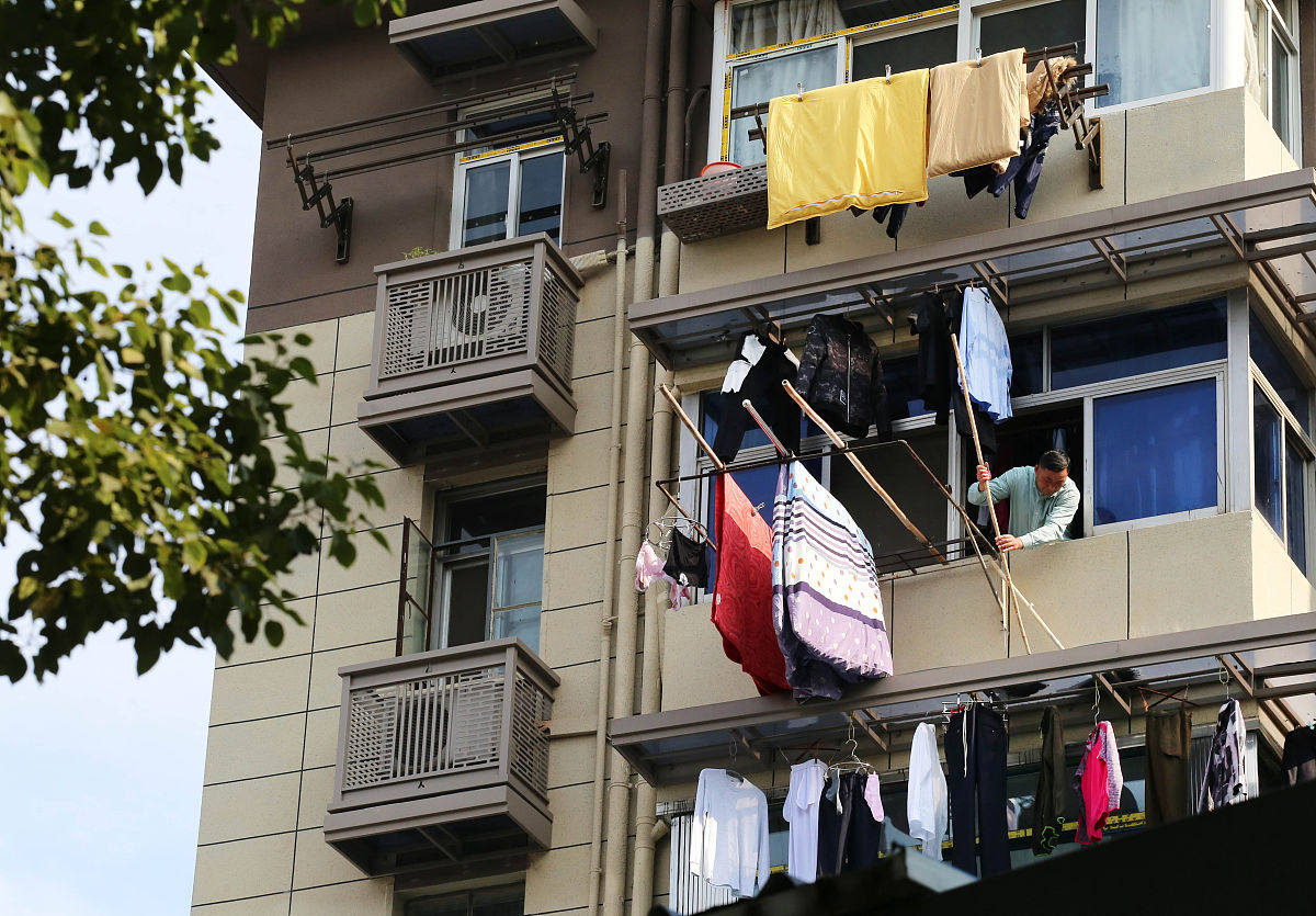、楼下大概率是没人住的我住8楼衣服掉6楼阳台了2、目前没啥长点工具3、如果求助物业房东会因为一件t恤帮我开门拿出来吗未知情况PS：已买钩子实在不行只能自己钓了