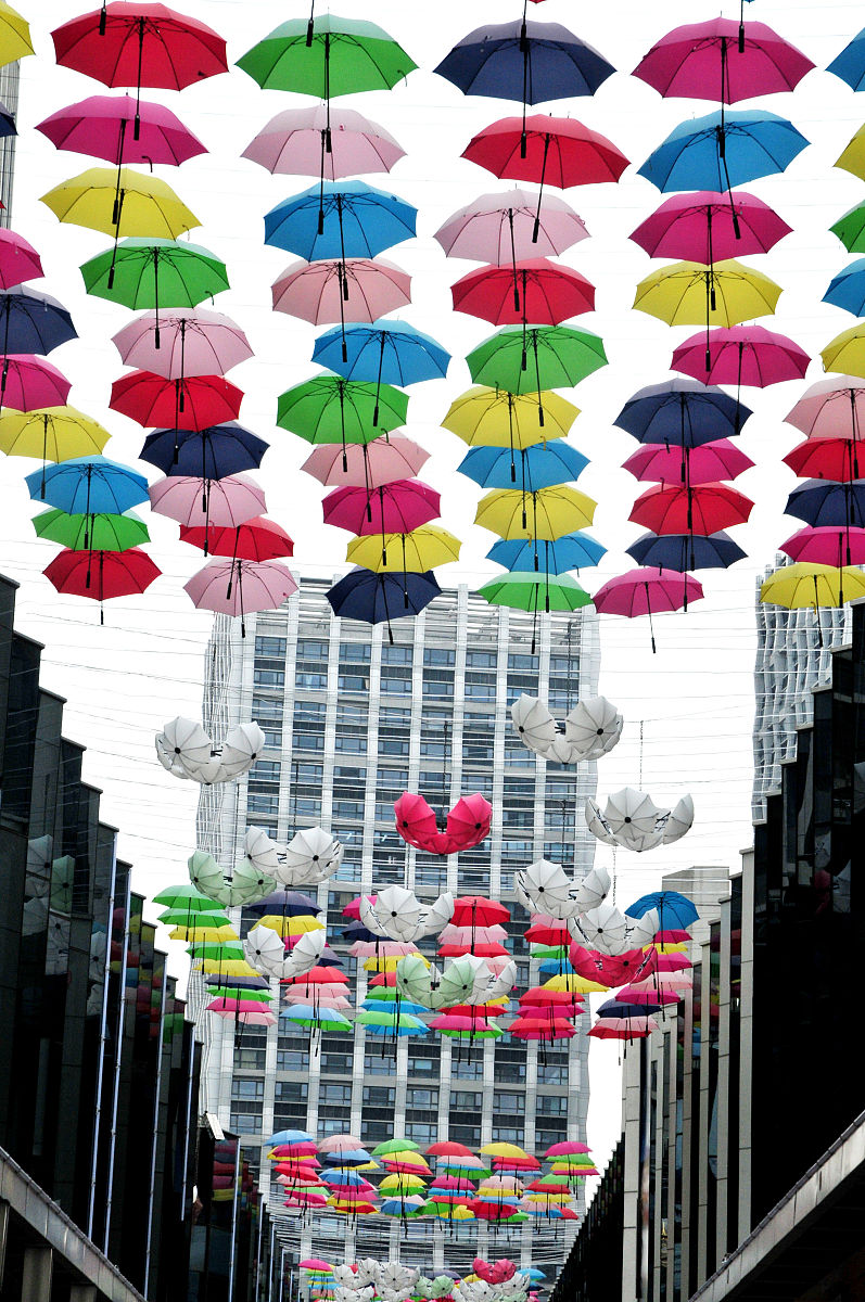 2013年3月27日,福建省福州市,近千把彩色的雨伞"漂浮"在一条商业街上
