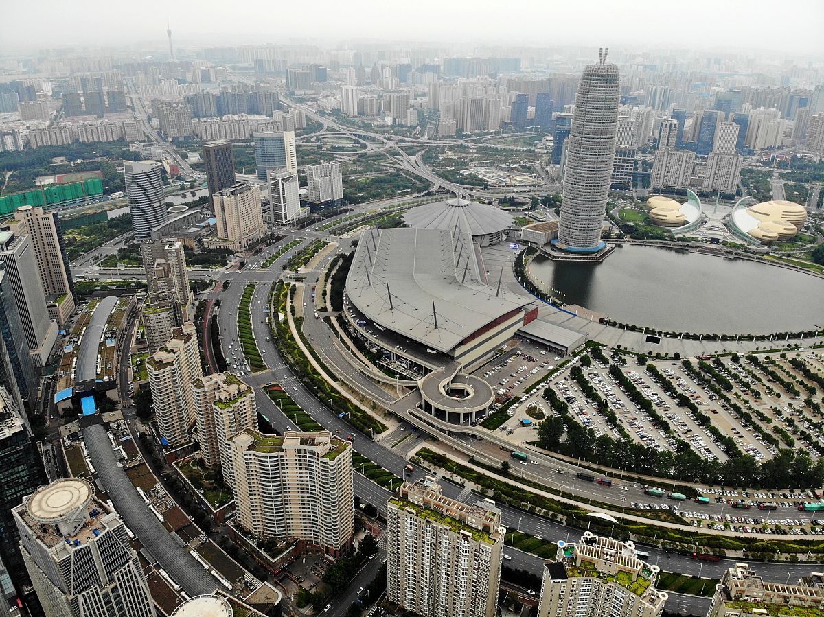 2019年6月24日,郑州,航拍郑东新区cbd如意湖畔高层建筑群,"大玉米"千