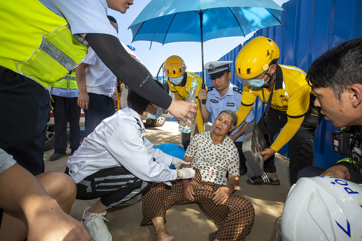杭州外卖小哥勇救跳江女子，从十余米高桥上一跃而下