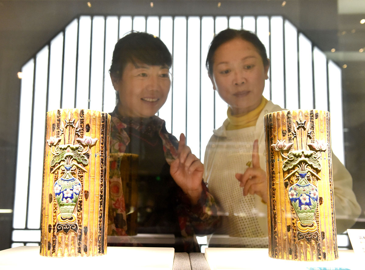 2021年10月18日,江西景德镇,中国陶瓷博物馆展厅内,参观者正在观赏"陶