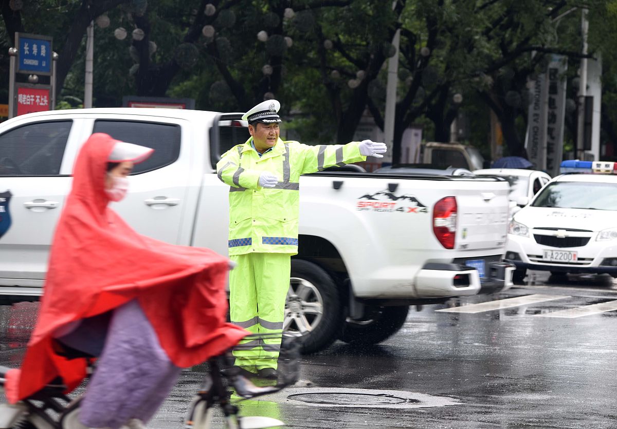交警领导雨天发放雨衣