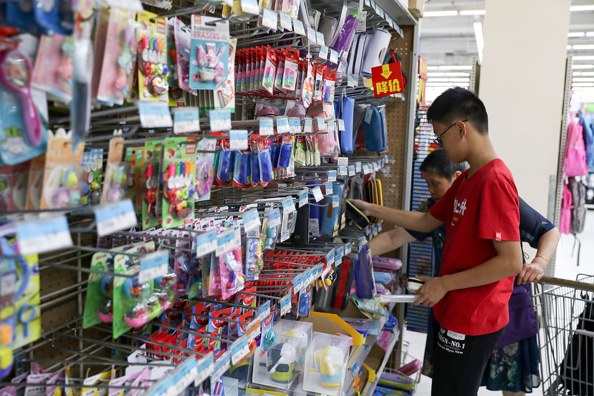 2019年8月29日,南京一超市,学生家长在选购书包,文具等学习用品,为新