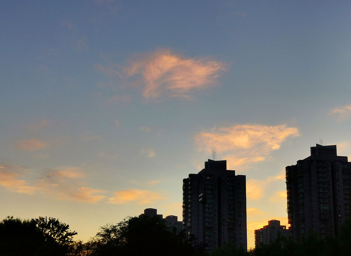2020年9月9日傍晚,北京,西南部天空出现酷似"龙形"的晚霞,美景迷人.