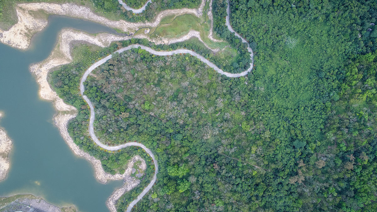 诺贝尔瓷砖产品命名规则诺贝尔瓷砖的产品命名规则一般是以字母和数字组合的方式来命名其中字母代表着产品的系列数字代表着产品的规格和颜色。例如N6C601代表着诺贝尔瓷砖的N系列产品规格为6颜色为01。另外诺贝尔瓷砖还会在产品名称中加入一些描述性的词语如大理石、仿古、现代等以便更好地描述产品的特点和风格。继续