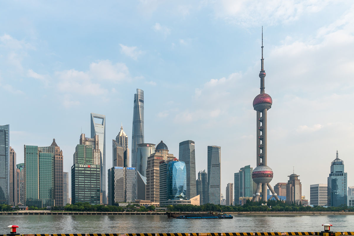 2020年6月2日,上海,外滩附近天色格外明媚,在乍浦路桥和北外滩附近隔