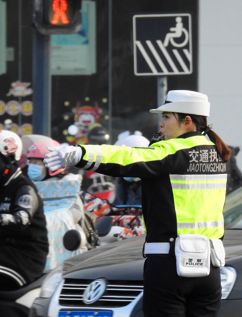 交警敲门行动：守护道路安全，从你我做起