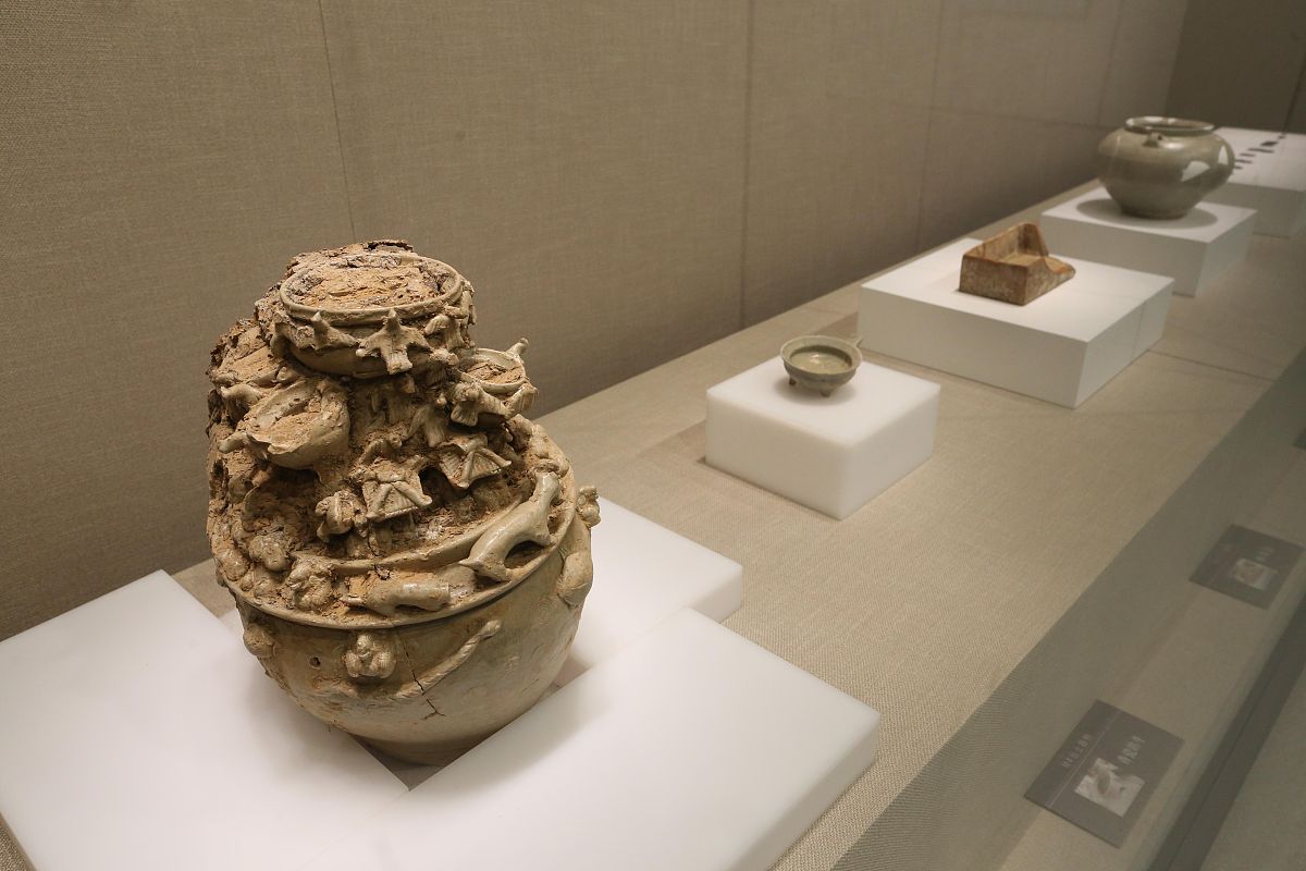 2021年4月20日,南京六朝博物馆,展览共展出该墓出土并清理完成的200余