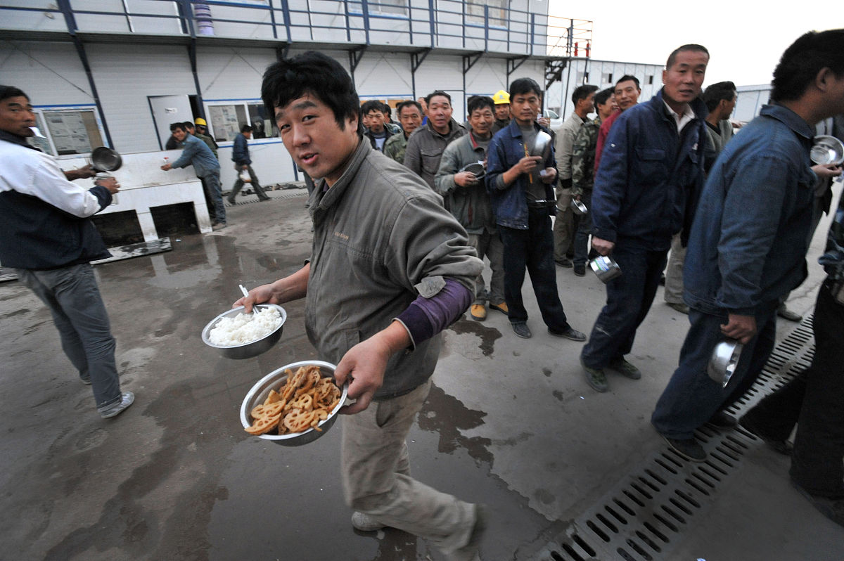 5000字生活体验要求包括在小吃店打工帮助店长铲泥沙重修房子