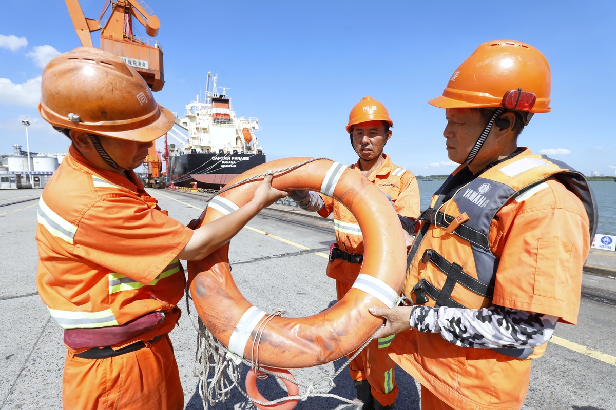 石油化工企业安全守护者：致敬消防尖兵