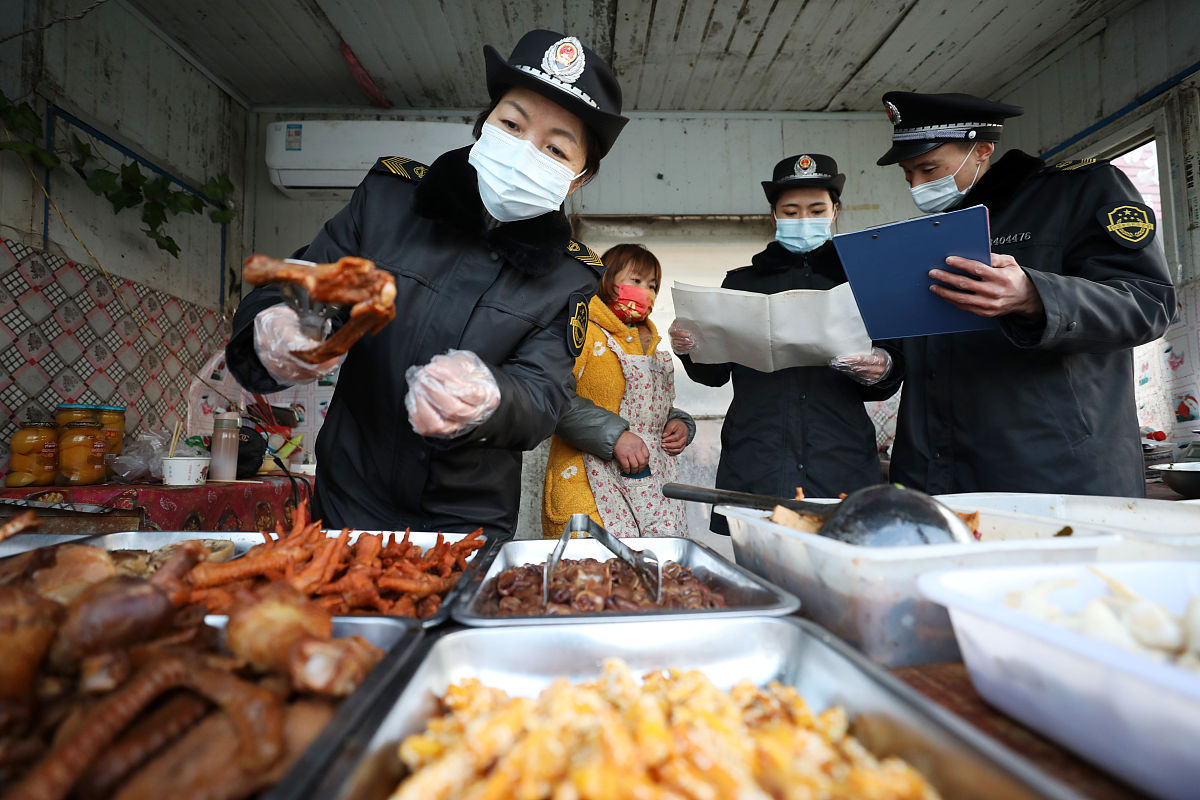 学校食堂“鸭脖老鼠头”事件引热议：网友质疑鉴定结果