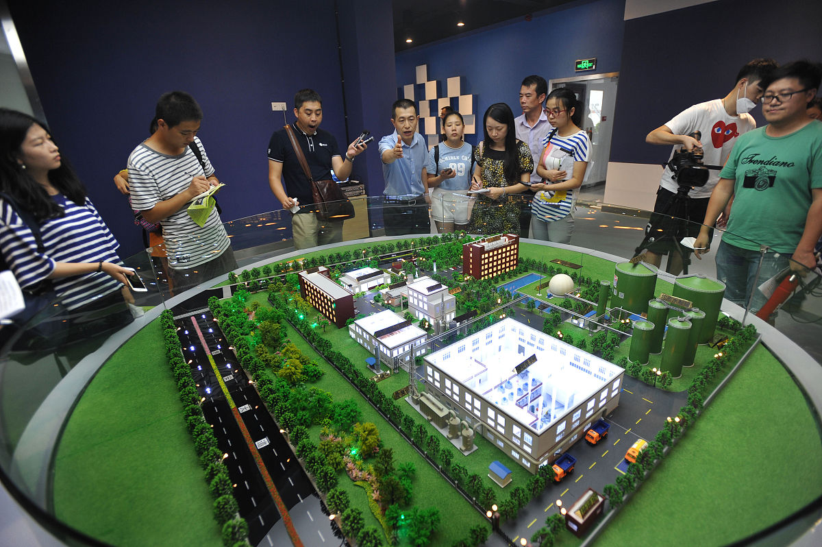 2016年8月17日,武汉东西湖一家餐厨垃圾集中处理厂,工作人员介绍餐厨