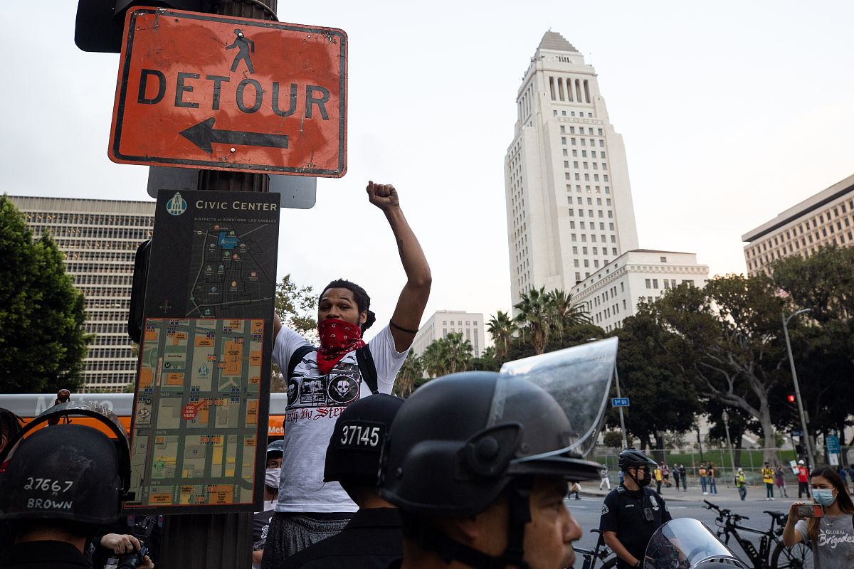 今天客户想要这个产品帮我翻译成中文 Hey can you find a supplier for a scrub daddy sponge I want one with trumps face on it with the spiked hair