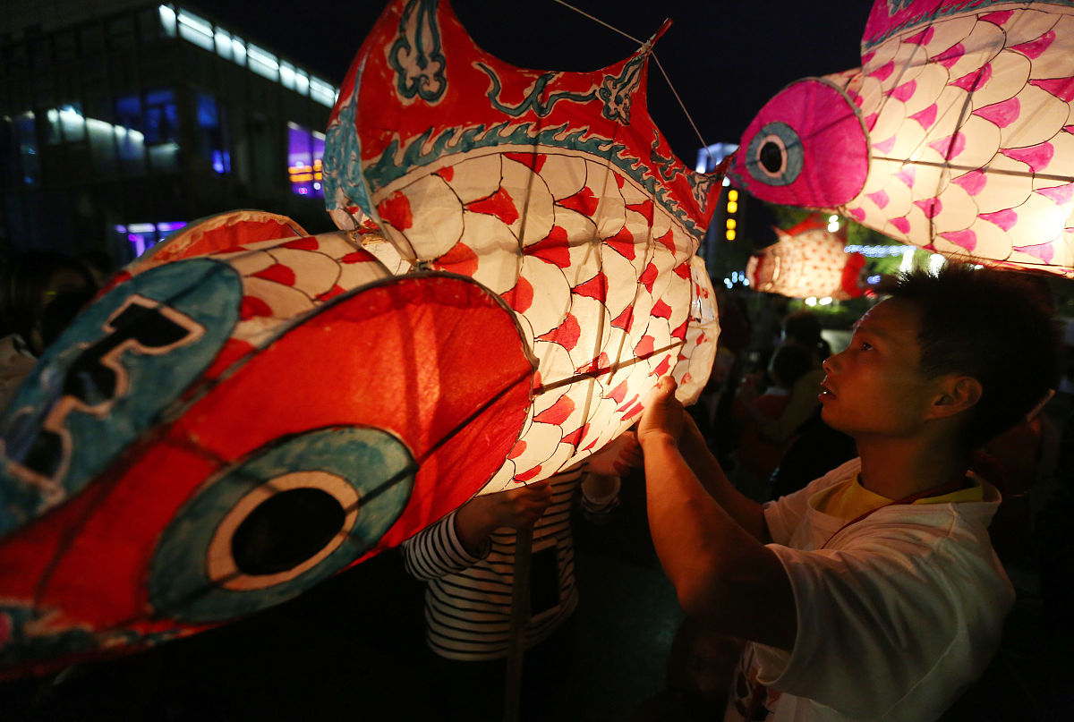 关于“ 鱼灯的历史和文化背景介绍，包括其在传统节日、婚礼等场合的应用”，麻烦用1000字以内阐述下，大专幼儿专业，教学方面运用