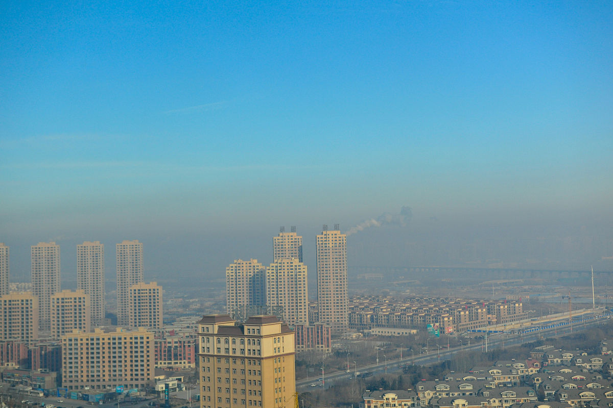 2018年1月5日,沈阳,城市上空出现天际线,被有机的分割成2层.